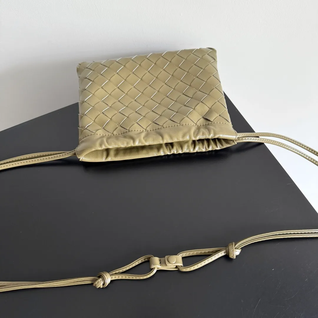 Batch 1400 BOTTEGA VENETA DUSTBAG mini size is officially launched📣📣. It still continues the classic weaving process. The lazy and casual feeling presented by the drawstring pockets is not too suitable for summer. The small back body is light and convenient. It is enough to carry lipstick and tissues when going out every day. It is not easy to make mistakes with any clothes. The shoulder strap has a buckle and pull-out design, which can be adjusted to unlock multiple carrying methods. Style number: 816987 Size: 21*16.6*1cm